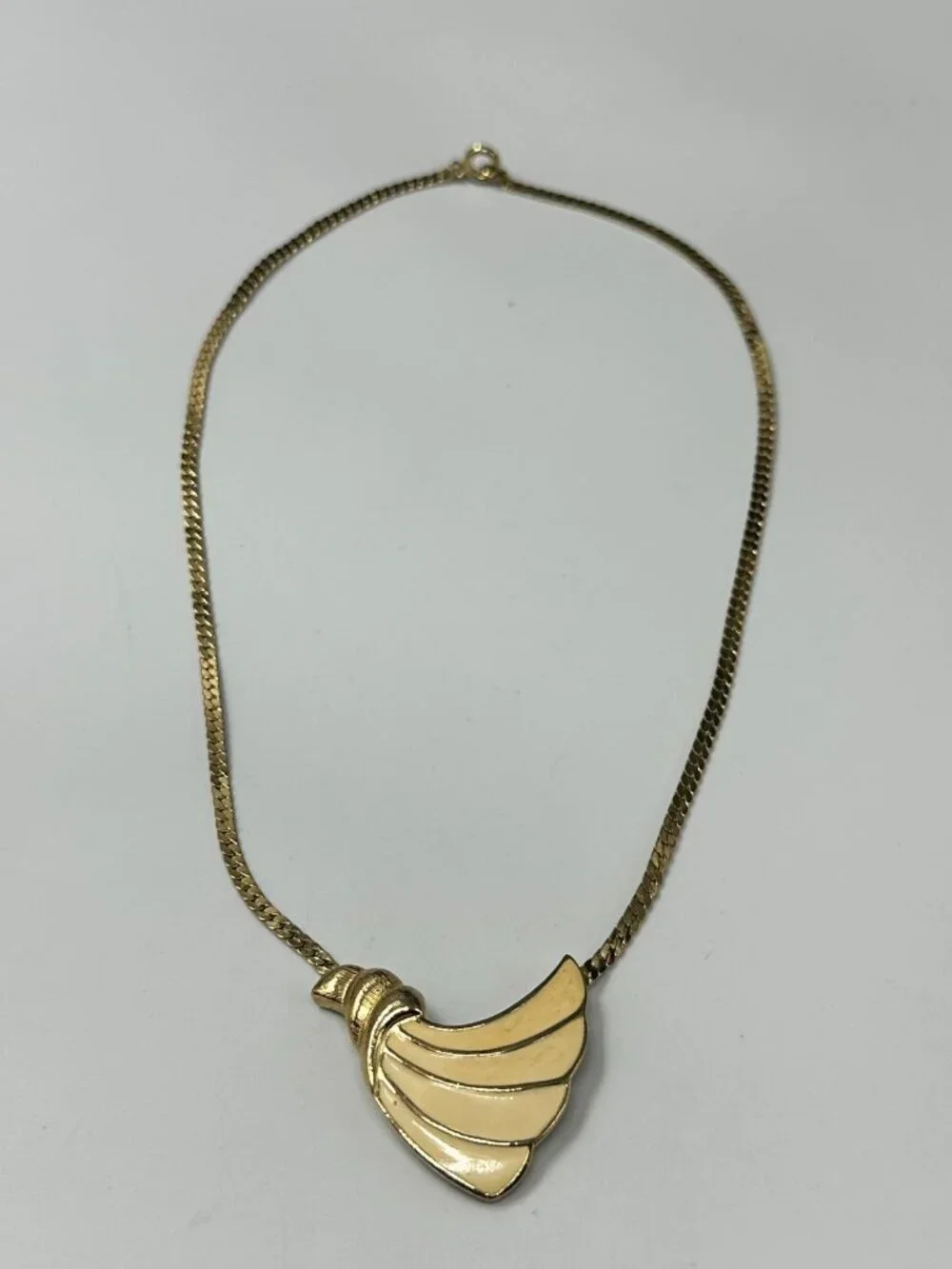 Vintage Trifari Necklace Gold Tone Beige Enamel Sea Shell Pendant Flat Chain